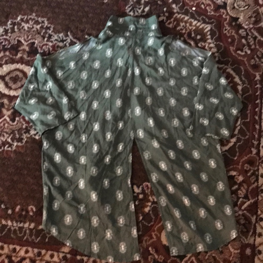 A Blouse - Picture 3 of 4